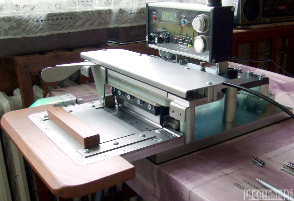 miniaturní ohraňovací lis, pohled z boku