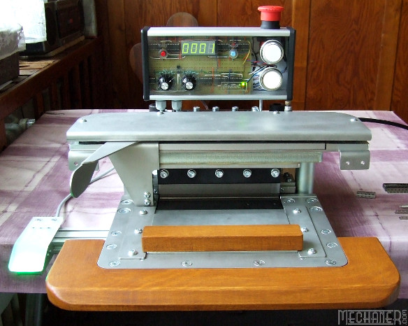 miniaturní ohraňovací lis, pohled zepředu